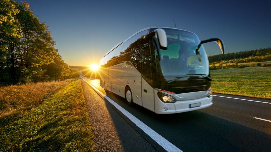 Transport de Marchandises en Autocar : Une Solution Flexible et Adaptable