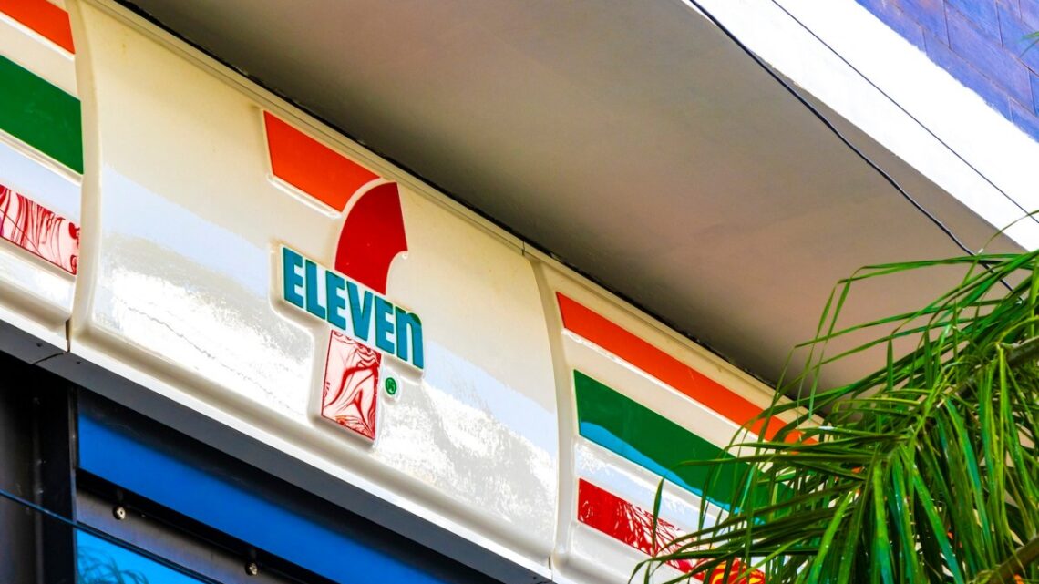 L'homme ivre de Floride frappe un poteau et se trouve à l'extérieur de 7-Eleven sans pantalon