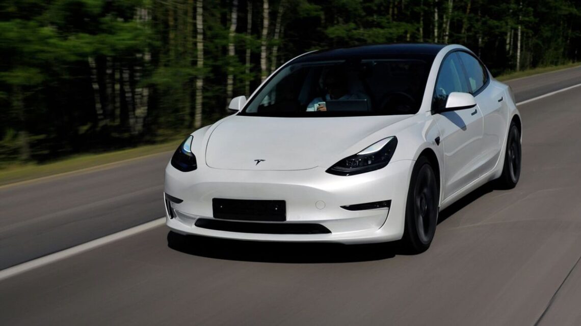 L'organisation étudiante anti-nazisme menace de vandaliser un EV du propriétaire de Tesla juif