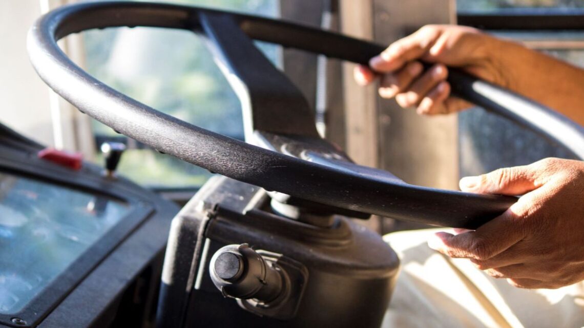 (Regarder) Le chauffeur d'autobus scolaire continue de se camionner après que le métal s'écrase à travers le pare-brise et lui frappe la poitrine