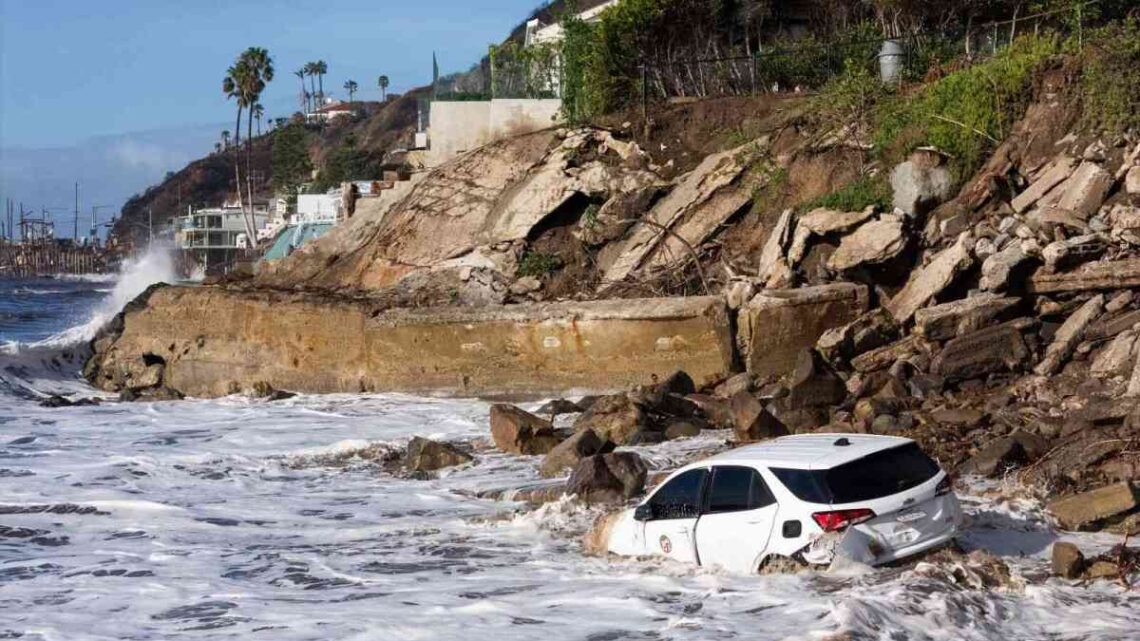 (Regarder) California Mudslide balaye le SUV du pompier dans l'océan en conduisant