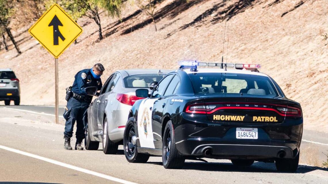 La distraction au volant a conduit la police à trouver des drogues hardcore et 73 000 € lors d'un arrêt de la circulation à Atlanta, GA