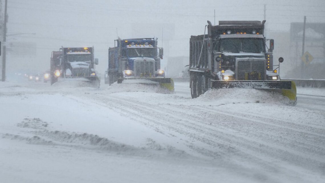 3 Idaho Springs, Co Drivers Snow Plough bloquent l'autoroute afin que la police puisse attraper une voiture volée (vidéo)