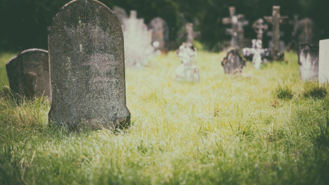 San Antonio, TX, dégoûté par les SUV conduisant sur le cimetière