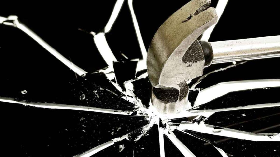La femme de Los Angeles écrase le pare-brise d'un autre conducteur avec un marteau pour conduire trop lentement