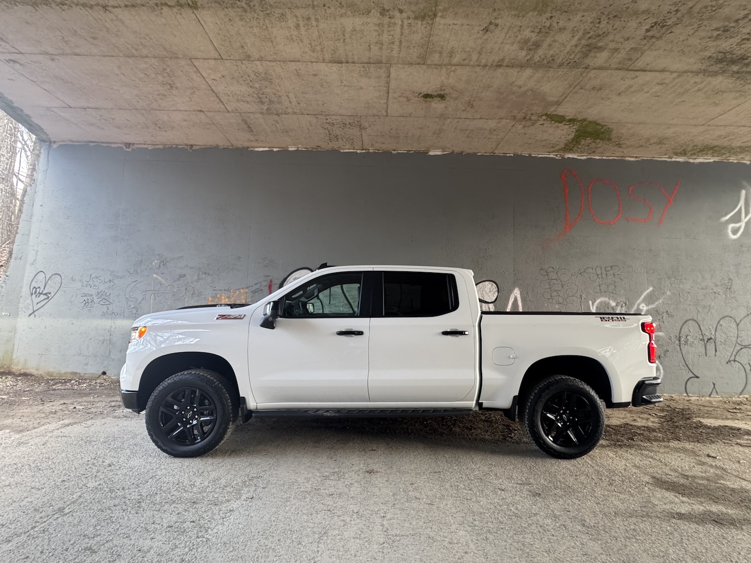 Le Boss Trail 2025 Chevy Silverado 1500 du côté