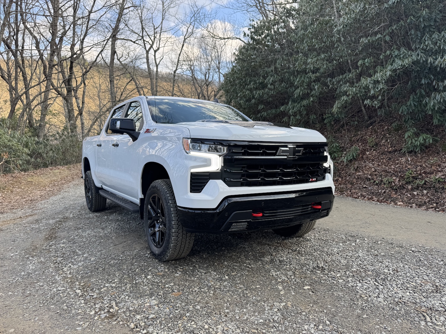 Le Boss Trail 2025 Chevy Silverado 1500 sur un chemin de terre
