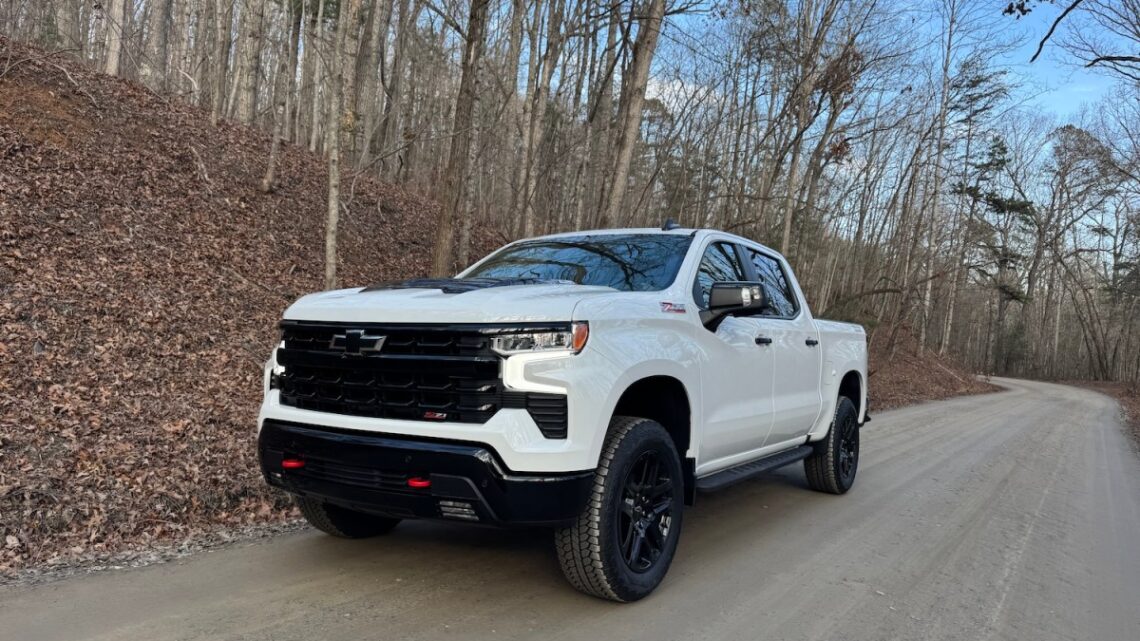 Choisir la droite 2025 Chevy Silverado 1500 Trail Boss Engine Matters