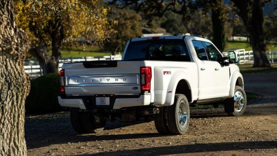 Regardez ce idiot YouTuber Envoyer une Ford F-450 de 8 000 lb volant après avoir fait une simple erreur