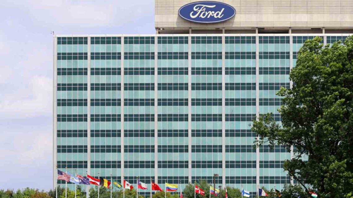 Ford, GM, les dirigeants de Stellantis aident à convaincre Trump d'exempter des voitures du Mexique et des tarifs du Canada