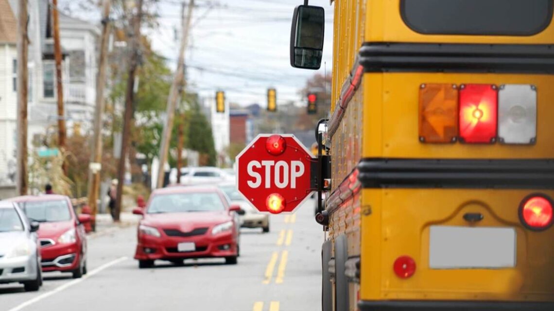 Le policier en congé «fortement altéré» obtient un DUI en conduisant un bus scolaire plein d'enfants
