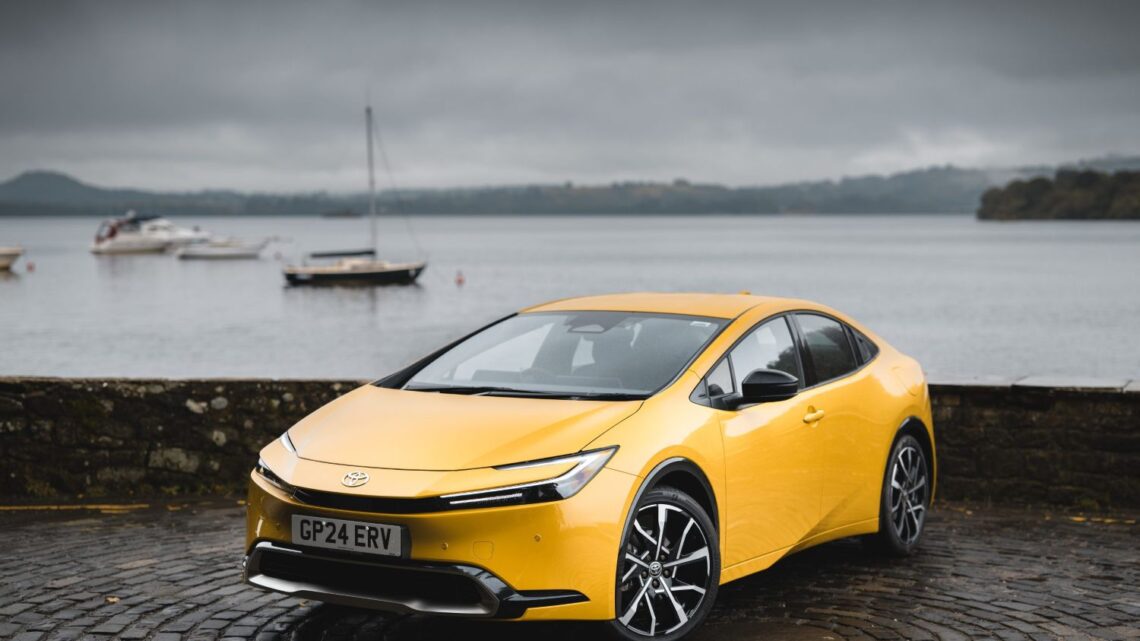 Toyota et GM entraînés dans un nouveau rapport sur les émissions alors que Tesla et Ford ouvrent la voie