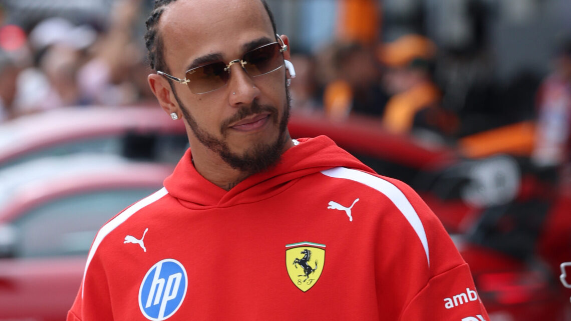 Lewis Hamilton rétrogradé après avoir gêné Oscar Piastri, la première rangée de Ferrari a disparu